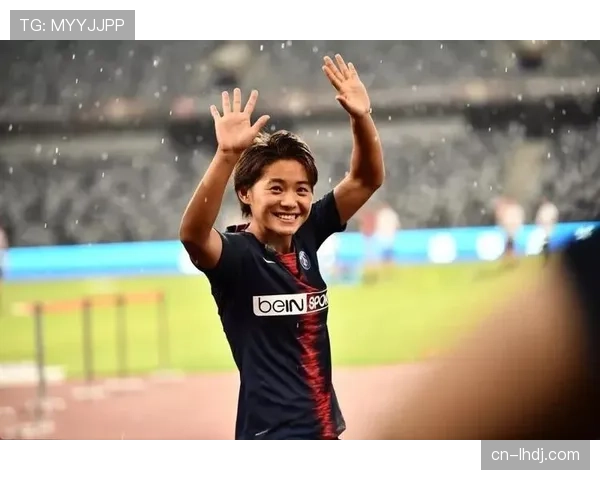 曼联球迷赛前举耶稣像旗帜，表达对球队的坚定信仰与支持