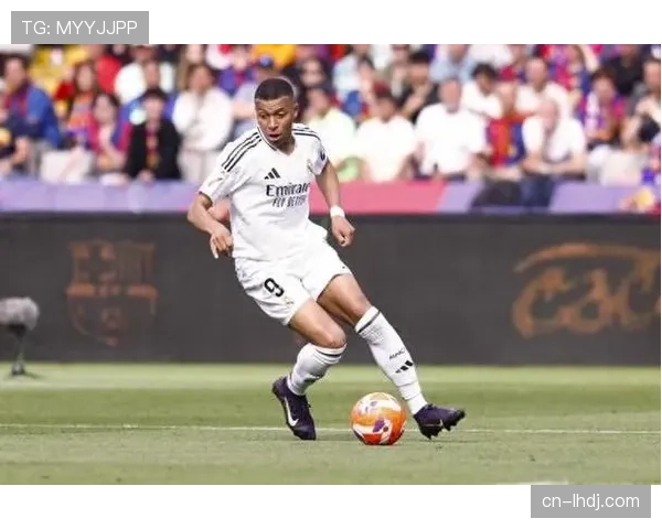 巴黎圣日耳曼四比二战胜朗斯 姆巴佩帽子戏法闪耀全场